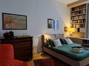 Casa Mari - free secure parking, breakfast, private bathroom, wifi, garden, aircon, 3 min walk to metro and train station